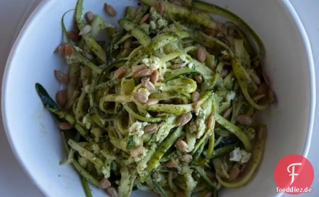 Shauna James Aherns Zucchini-Nudeln mit Spinatpesto, Feta und Sonnenblumenkernen
