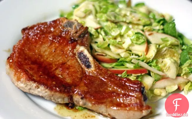 Schweinekoteletts mit rasiertem Rosenkohl und Apfelsalat