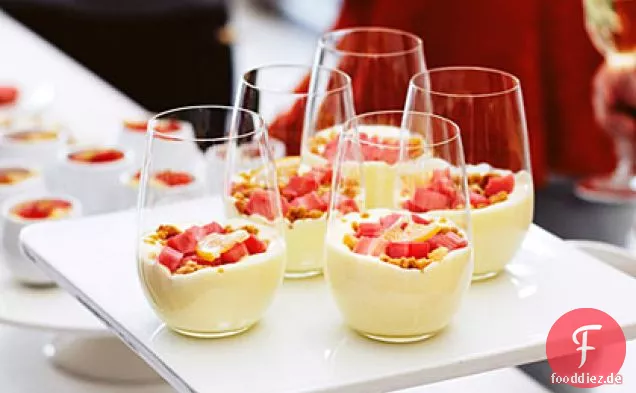 Rhabarber-Verrines mit Salzigen Macadamia-Crumble
