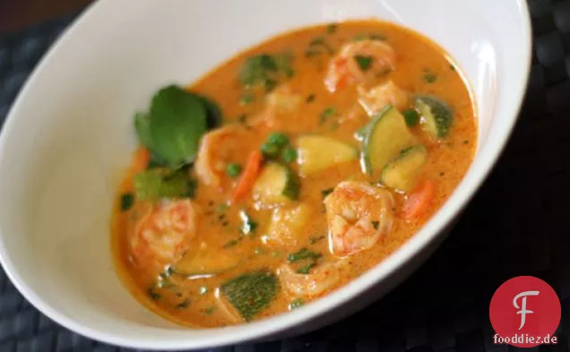 Rotes Curry mit Garnelen, Zucchini und Karotten
