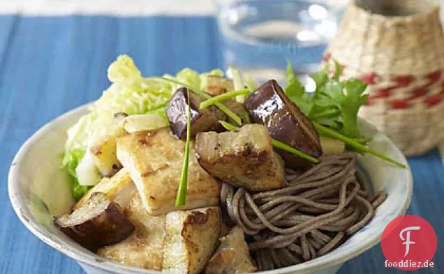 Miso-marinierter Tofu und Auberginen über Soba-Nudeln