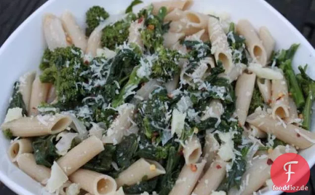 Würzig geschmort Brokkoli Rabe mit Quinoa Pasta
