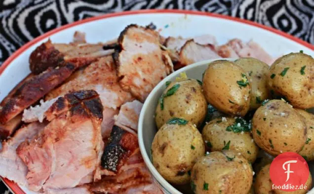 Gewürzte Sauerkirsche-glasierter Schinken mit Petersilienkartoffeln