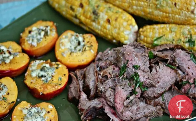 Flank Steak mit Blauschimmelkäse-Honig-Nektarinen und Basilikum-Buttermais