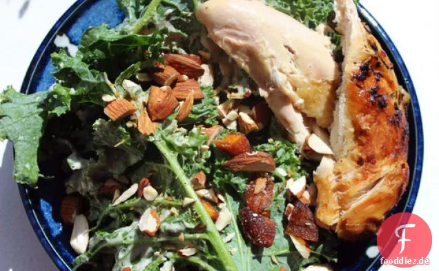 Make-Ahead Brathähnchen und Grünkohl-Salat mit Tahini, Aprikosen und Mandeln