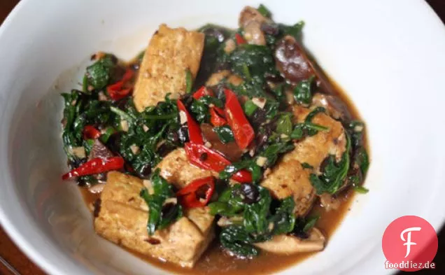 Hausgemachter Tofu mit Pilzen, Spinat und fermentierten schwarzen Bohnen