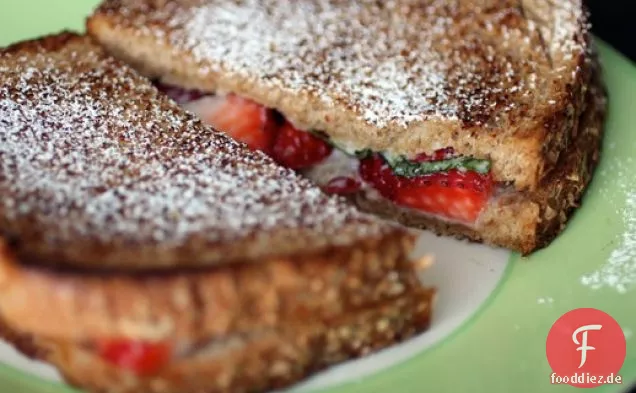 Mascarpone, Erdbeere und Basilikum gegrillte Käsesandwiches