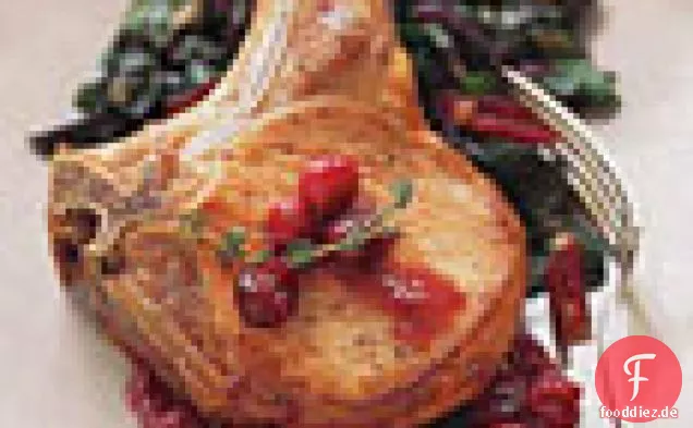 Gebratene Schweinekoteletts mit Preiselbeeren und rotem Mangold