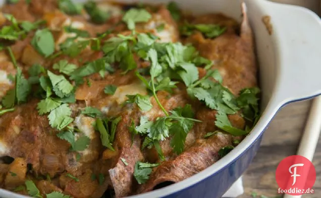 Mangold und Schwarze Bohnen Enchiladas mit Chipotle Rhabarbersauce