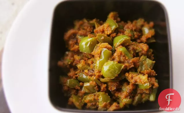 Capsicum Besan Sabji (gebratener Paprika und Kichererbsenmehl unter Rühren braten)