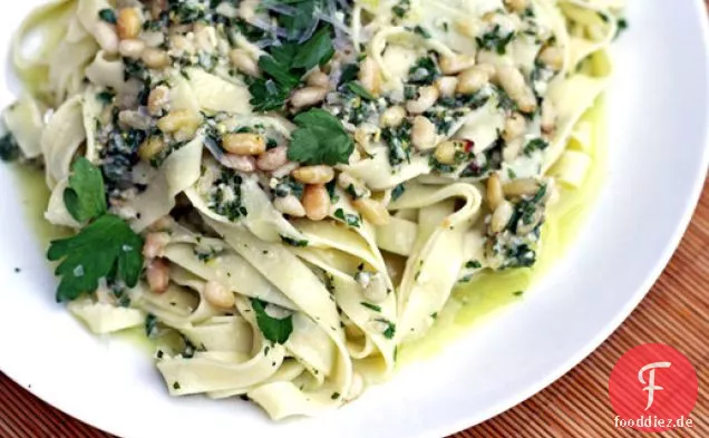 Jamie Olivers Sommer-Tagliatelle mit Petersilie und Pinienkernen