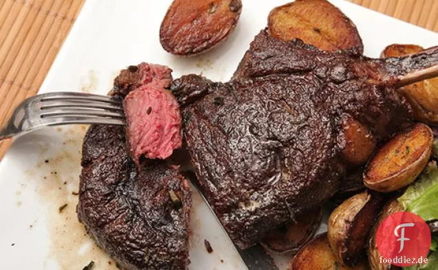 Butter Begossen Bison Ribeye Steak mit Knusprigen Kartoffeln