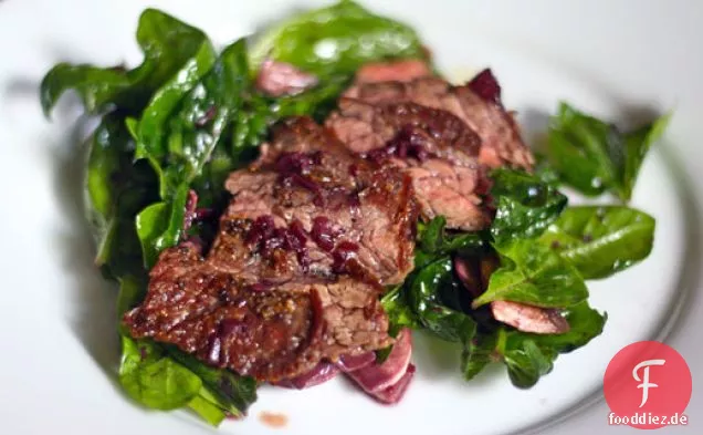 Eric Riperts gebratenes Rocksteak und Spinatsalat mit Rotwein-Schalotten-Vinaigrette