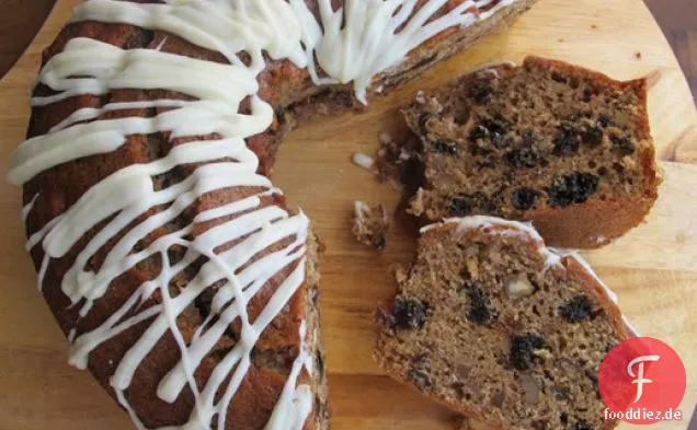 Gewürzter Pflaumenkuchen mit Frischkäseglasur