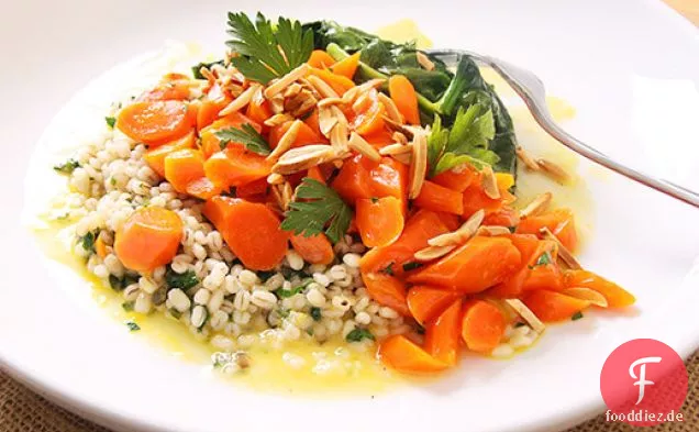Orange-glasierte Karotten mit Graupen und Spinat