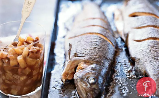 Ganze gebratene Forelle mit asiatischem Birnen-Feigen-Chutney