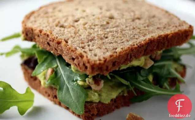 Avocado, Rucola und Walnuss-Sandwiches