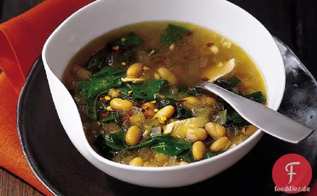 Garlicky weiße Bohnensuppe mit Huhn und Mangold