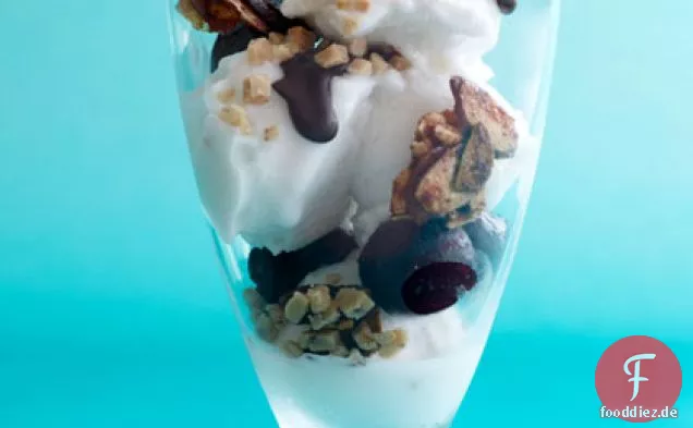 Kirsch-Schokoladen-Eisbecher mit Gewürz-Mandel-Praline