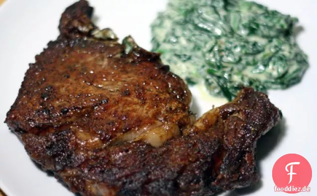 Pan-Seared Ribeye Steak mit schnellem Rahmspinat