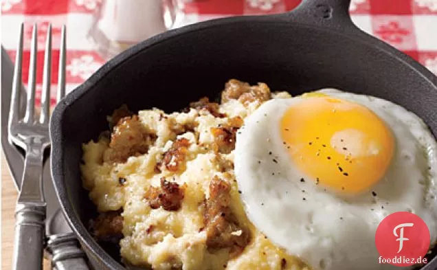 Wurst und Cheddar Grütze mit Spiegeleiern