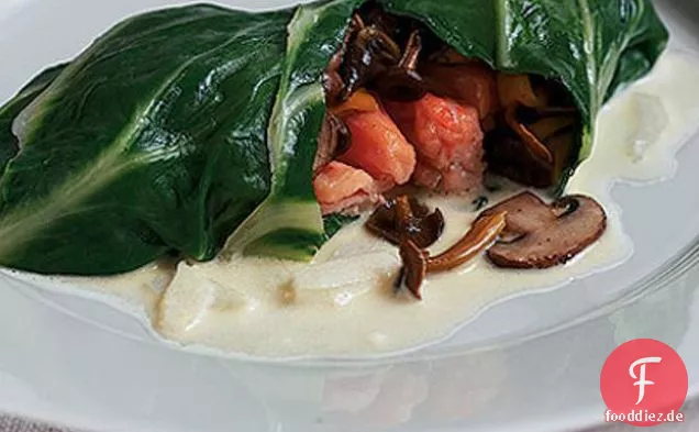 Lachs in Mangold gewickelt