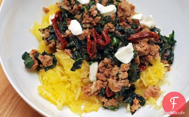 Spaghetti Squash mit Wurst, Grünkohl und sonnengetrockneten Tomaten