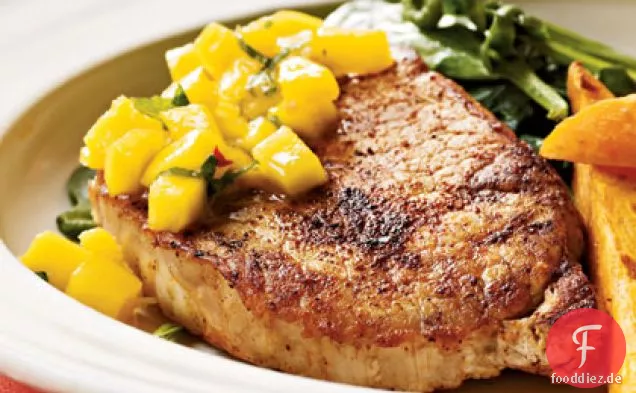 Gewürzte Koteletts mit Mango-Minze-Salsa