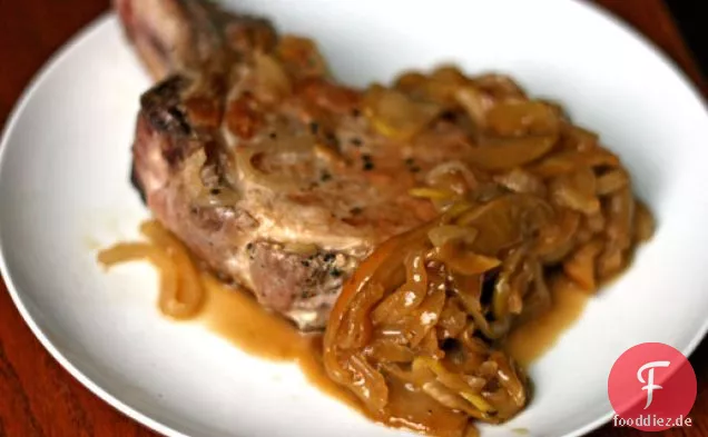 Abendessen heute Abend: Dick geschnittene Schweinekoteletts mit Äpfeln und Zwiebeln