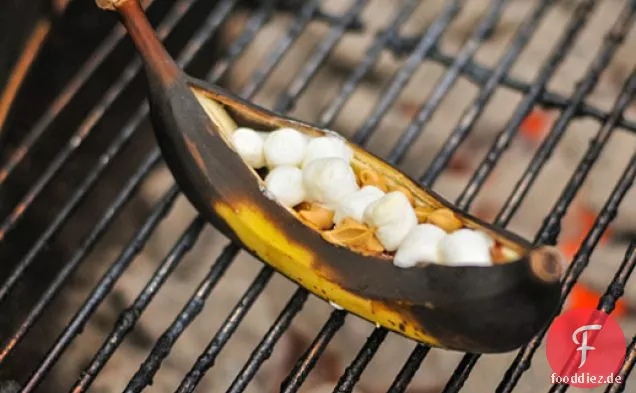 Gegrillte Bananenboote mit Erdnussbutter, Schokolade und Marshmallows