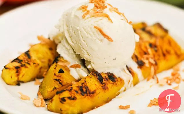 Grillen: Rum-glasierte Ananas mit gerösteter Kokosnuss und Vanilleeis