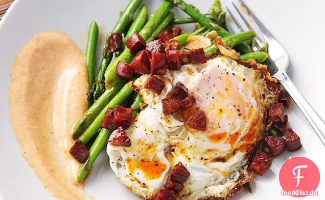 Sautierter Spargel mit Chorizo, Spiegeleiern und geräuchertem Paprika Allioli