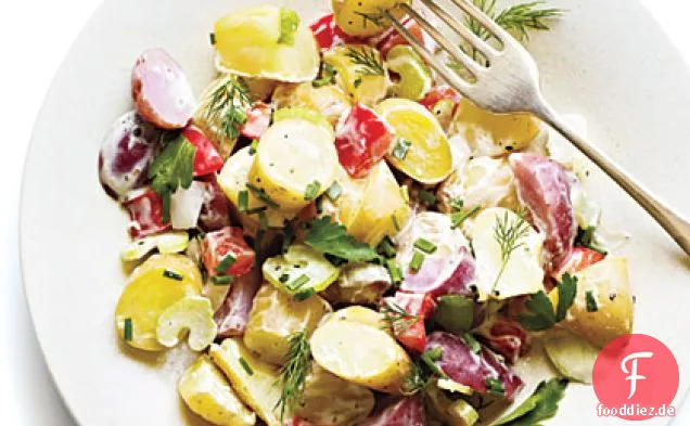 Kartoffel-Gemüse-Salat mit Senf.