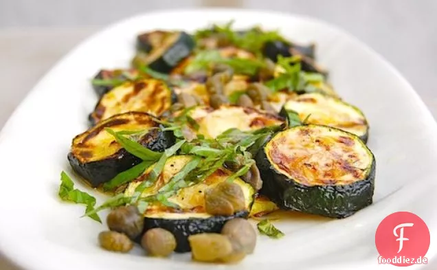 Gegrillte Zucchini mit Kapern, basilikum und Zitrone