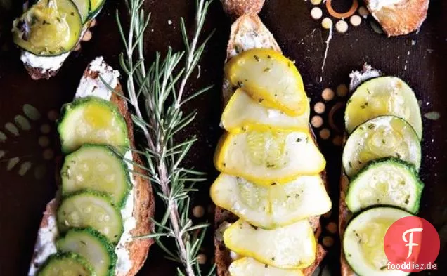Deborah Madison ' s Summer Squash Tartines mit Rosmarin und Zitrone