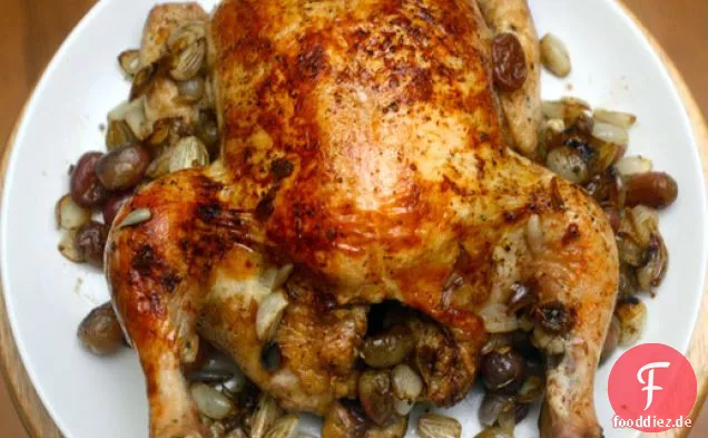 Brathähnchen mit roten Trauben, karamellisierten Perlzwiebeln und Portweinsauce
