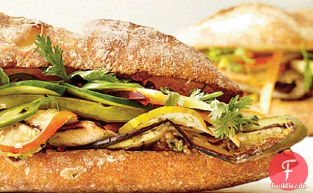 Gegrillte Auberginen Banh Mi Sandwich