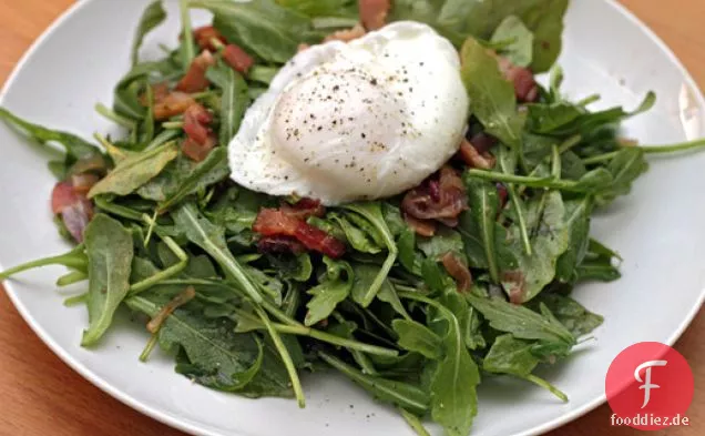 Michael Ruhlmans warmer Rucola-Salat mit Speck und pochierten Eiern