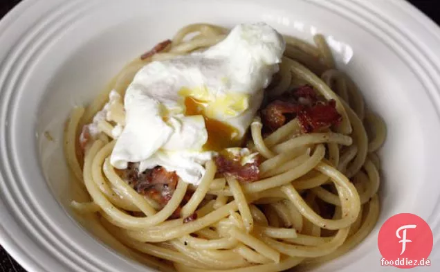 Abendessen heute Abend: Pfeffrige Pasta Carbonara mit pochiertem Ei