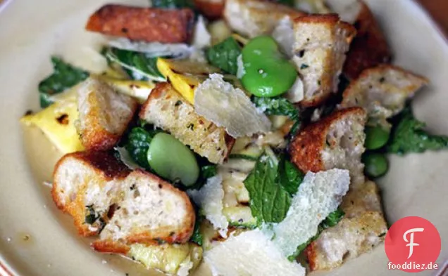 Abendessen heute Abend: Fava-Bohnen mit gegrillten Zucchini und hausgemachten Knoblauchcroutons