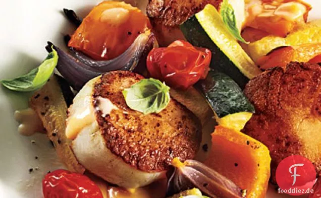 Gebratene Jakobsmuscheln mit Sommergemüse und Beurre Blanc
