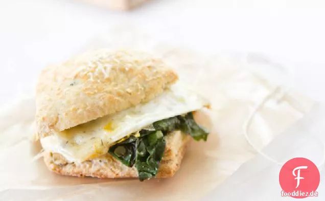 Kräuterbiskuit und Ei-Sandwich
