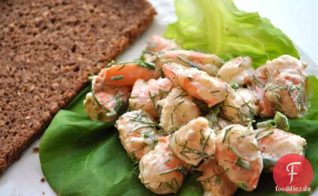 Garnelensalat mit Buttersalat und Pumpernickelbrot