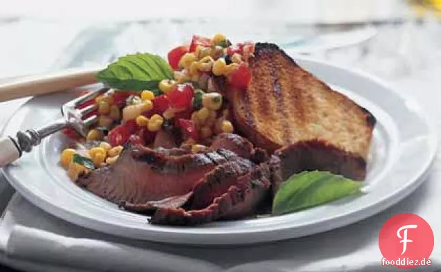 Flankensteak mit Mais-Tomaten-Relish und gegrilltem Knoblauchbrot