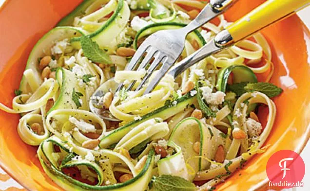 Frische Pasta und Zucchini mit Ricotta Salata