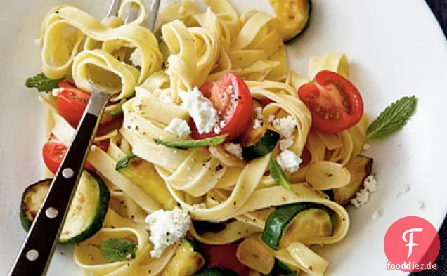 Zucchini, Kirschtomate und frische Ricotta-Nudeln