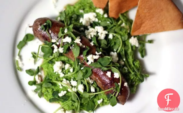 Lammwurst mit Erbsenpüree und Erbsensprossen
