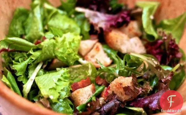 Abendessen heute Abend: Französischer Bistro-Salat mit Speck, Croutons und Knoblauch