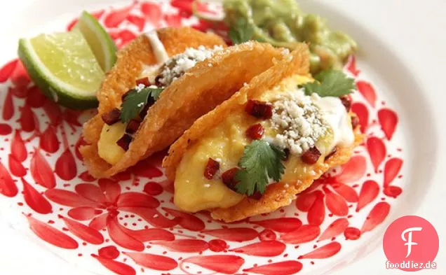 Weiches Rührei und Chorizo in knusprigen All-Käse-Taco-Schalen