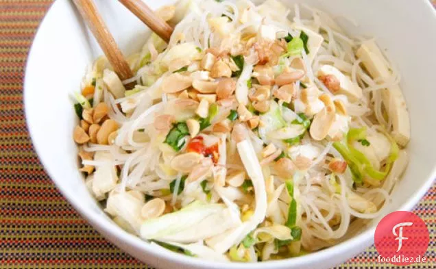 Würziger Reisnudelsalat mit Kohl und Tofu